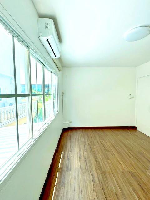 ให้เช่าทาวน์โฮม ฝรั่งเศส-ยุโรป 3.5 ชั้น 7นอน MRT ปากเกร็ด 1กม.18ตร.วา. 230ตร.ม. รร.สวนกุหลาบ นนทบุรี 700 ม. เซ็นทรัล แจ้ 6