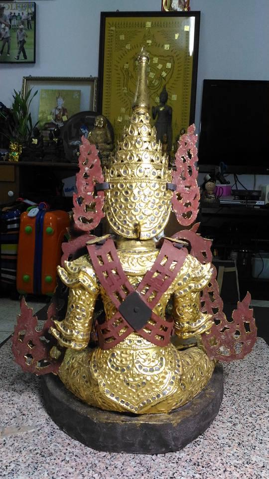 พระหยกขาวทรงเครื่อง องค์ใหญ่มาก
