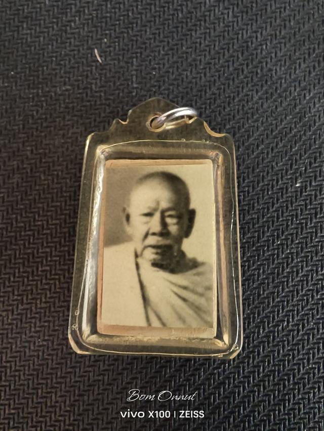 แบ่งปันหลวงพ่อพระใสรุ่นแรก มาพร้อมกล่องเดิม เลี่ยมพร้อมขึ้นคอด้านหลังเป็นรูปถ่ายหลวงปู่บุตรวัดใหญ่บางปลากดไม่ทราบปี 3550 รส สนใจทักมาคุยได้ครับ 3