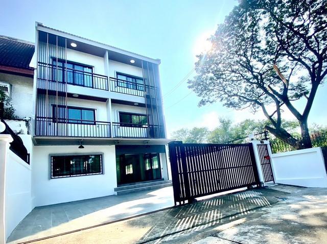 ให้เช่า อาคารพาณิชย์ หลังมุม ซอยศรีนครินทร์ 45 ใกล้รถไฟฟ้าสีเหลืองสถานีสวนหลวง ใกล้ห้างธัญญะปาร์ค ซีคอนแสควร์ พาราไดร์ปาร์ค 2