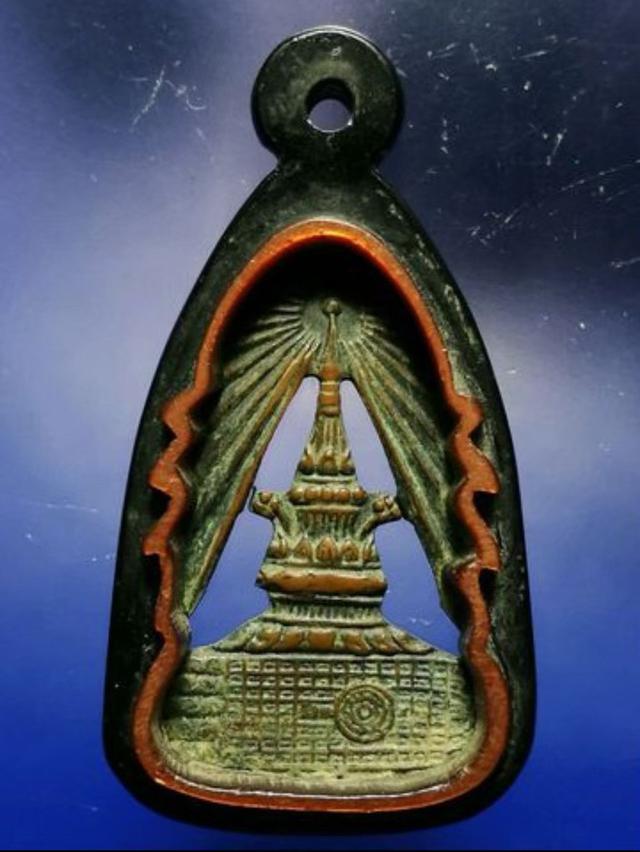 รูป เหรียญจุลมงกุฎ พระพุทธบาทสระบุรี พ.ศ. 2494 - เหรียญปั๊มฉลุ กับส่วนผสมของโลหะมุงหลังคามณฑปพระพุทธบาท