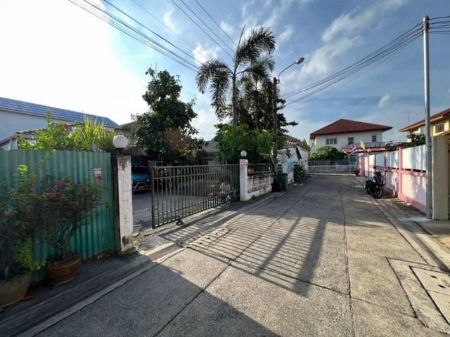 ขายที่ดิน พร้อมบ้านชั้นเดียว 129 ตรว. ลาดพร้าว 71 ซอยสังคมสงเคราะห์ 24 ใกล้เลียบด่วน ถนนซอยกว้าง หน้าปากซอยเป็นคอนโดชีวาไทย 7