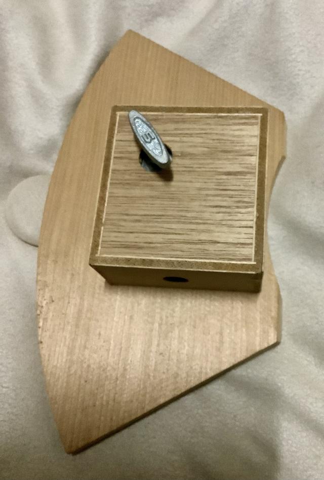 ของสะสมญี่ปุ่นที่ทำจากไม้ มีการประดิษฐ์ด้วยมือและมีข้อความภาษาญี่ปุ่นเขียนอยู่ ด้านหลังเป็นกล่องดนตรี(มือ1) 2