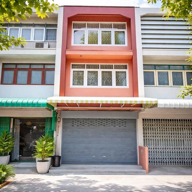 วชิรธรรมสาธิต 37-47 BTS ปุณณวิถี 1.4กม.ให้เช่าอาคารพาณิชย์ 3 ชั้น รีโนเวทใหม่ 2 นอน 2 น้ำ พื้นที่กว้าง 18 ตร.วา. 200 ตร. 1