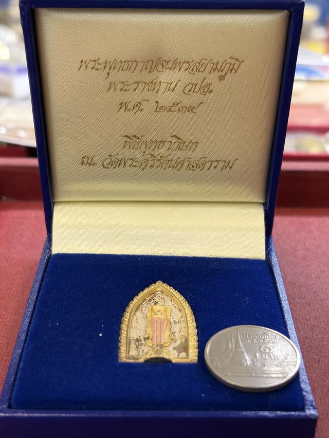 เหรียญ พระพุทธกาญจนพรสยามภูมิ ภ.ป.ร. พระราชทาน วปอ. พ.ศ.๒๕๓๙ เนื้อเงินสามกษัตริย์ กล่องเดิม สวยครับ รูปที่ 5