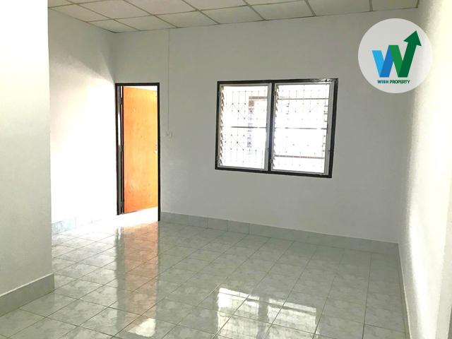 ขายทาวน์เฮ้าส์ เพิ่งปรับปรุงใหม่ 17 ตร.ว. 4 ห้องนอน 2 ห้องน้ำ 1 แอร์ 1 ที่จอดรถ ต่อเติมครบ ใกล้สนามบินดอนเมือง 7