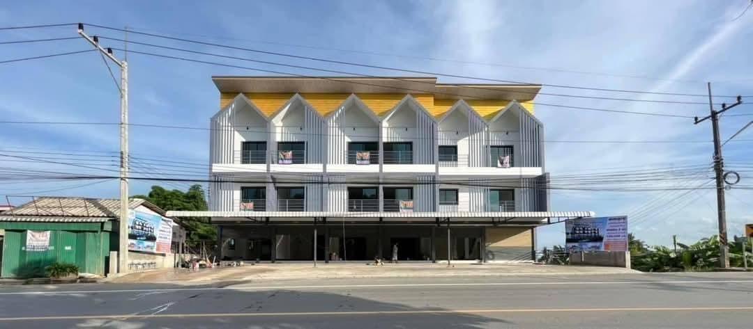 ✨ โอกาสลงทุนสุดคุ้ม ที่แม่อาย เชียงใหม่! ✨ 🏢 อาคารพาณิชย์สร้างใหม่ 4 ชั้น (ขายยกโครงการ 5 คูหา) 📍 ทำเลดี ต.มะลิกา อ.แม่อาย จ.เชียงใหม่ พร้อมเข้าอยู่ 1