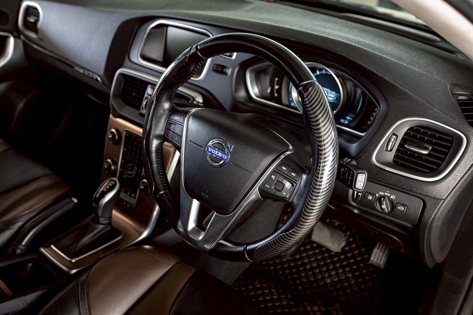 Volvo V40 T5 Cross Country 2.0 Turbo T5 ปี 2015 สีดำ ของแต่งหลักแสน 17