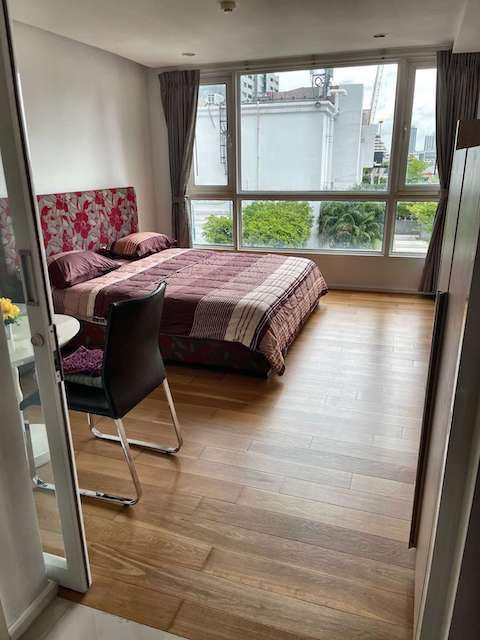 15 Sukhumvit Residence clean convenient private 10th floor BTS Nana 5