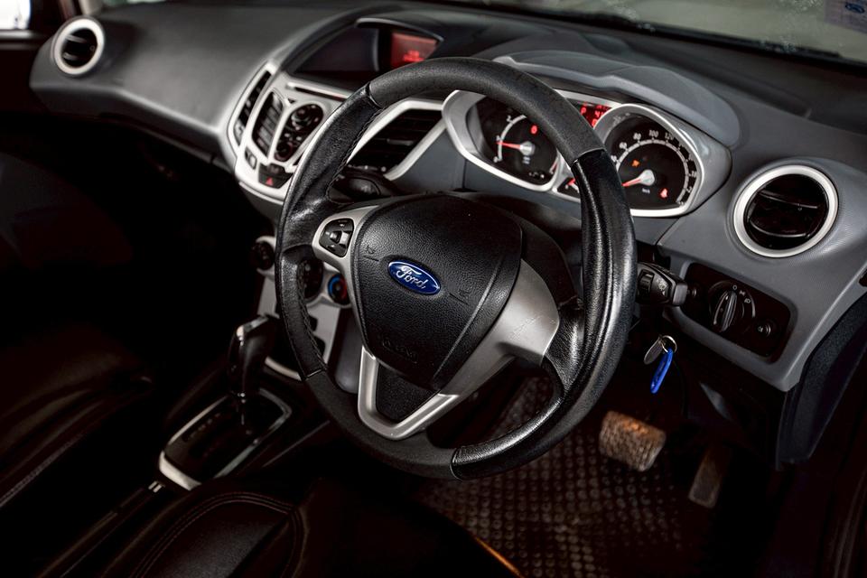 Ford Fiesta 1.5 Sport 5 ประตู สีแดง เกียร์ออโต้ ปี 2013 มือเดียวป้ายแดง 14