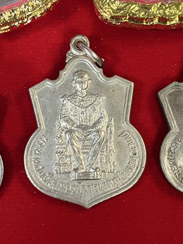 เซ็ท 3 เหรียญในหลวงรัชกาลที่๙ นั่งบัลลังก์ ปี 2539 8