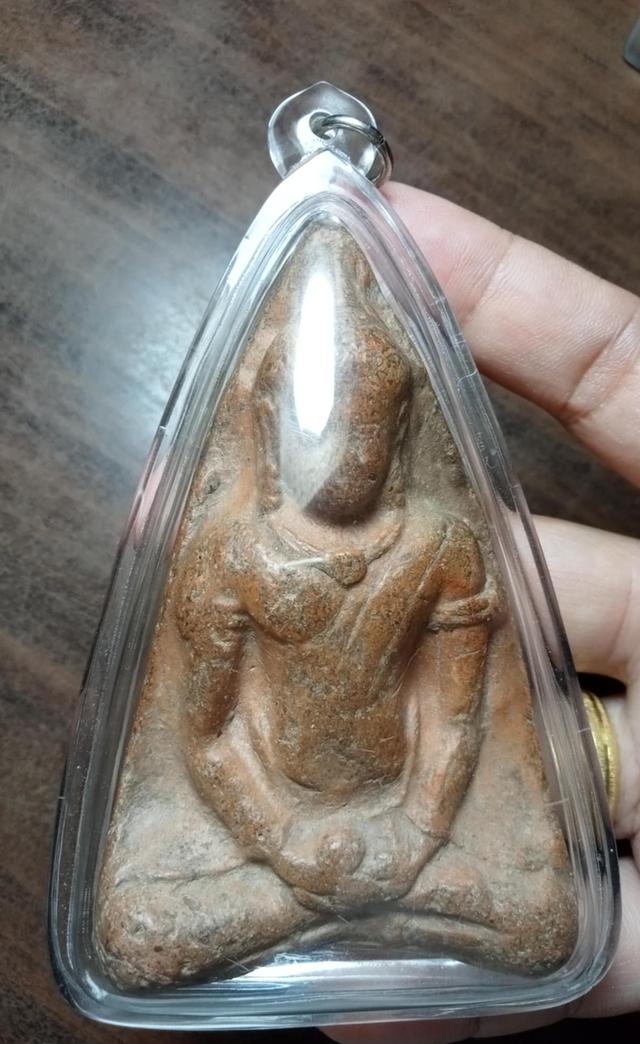 พระเนื้อดินเนื้อหาจัดจ้านเลี่ยมองค์ใหญ่กว่าฝ่ามือ