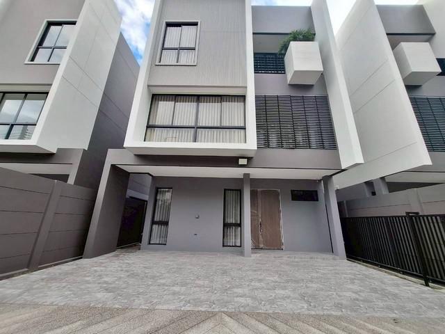 P752 ให้เช่าบ้านเดี่ยว 3 ชั้น สไตล์โมเดิร์น โครงการ ฟีล ลาดพร้าว 101  Feel Lat Phrao 101 ใกล้รถไฟฟ้าสายสีเหลืองสถานีลาดพร้าว 101 1