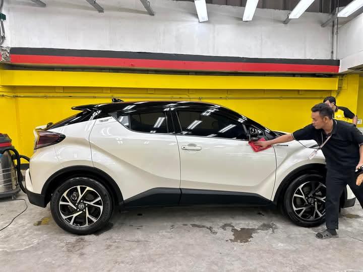 Toyota CHR สีขาว สภาพใหม่ๆ 3