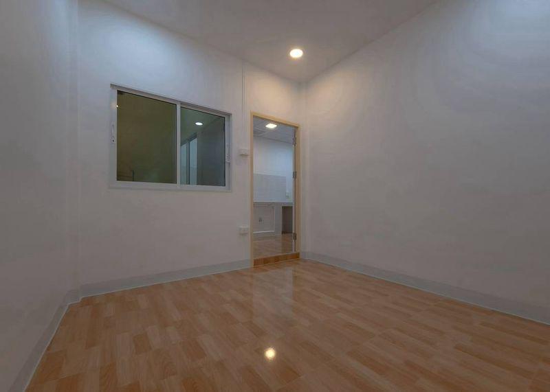 หมู่บ้านณรงค์สุขนิเวศน์  ถนนเลี่ยงเมืองนนท์ทาวน์เฮาส์ 2 ชั้น มีระเบียงด้านหน้า ทำเลติวานนท์ - รัตนาธิเบศร์ ทำเลดี ตกแต่งใหม่พร้อมอยู่ 6