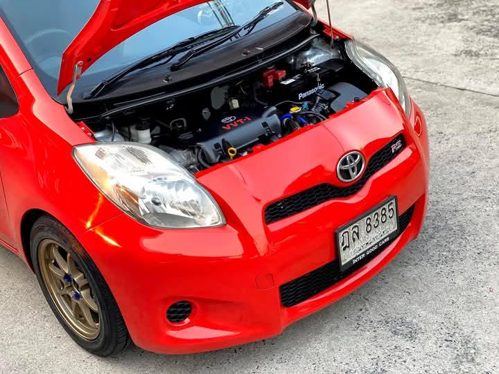 Toyota Yaris สีแดงสดสวยๆ 2