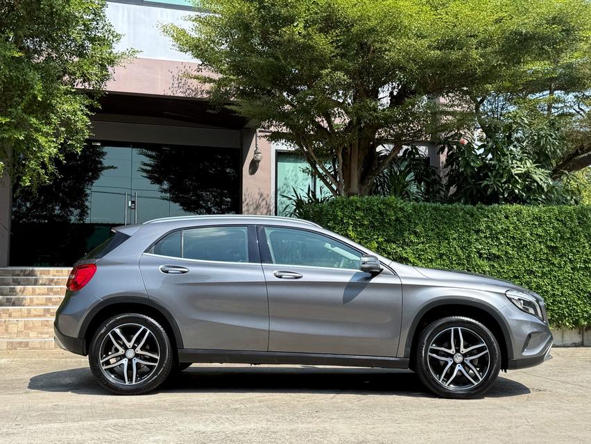 2017 BENZ GLA200 รถมือเดียวออกป้ายแดง รถวิ่งน้อย เข้าศูนย์ตามระยะ รถไม่เคยมีอุบัติเหตุครับ รูปย่อยที่ 2