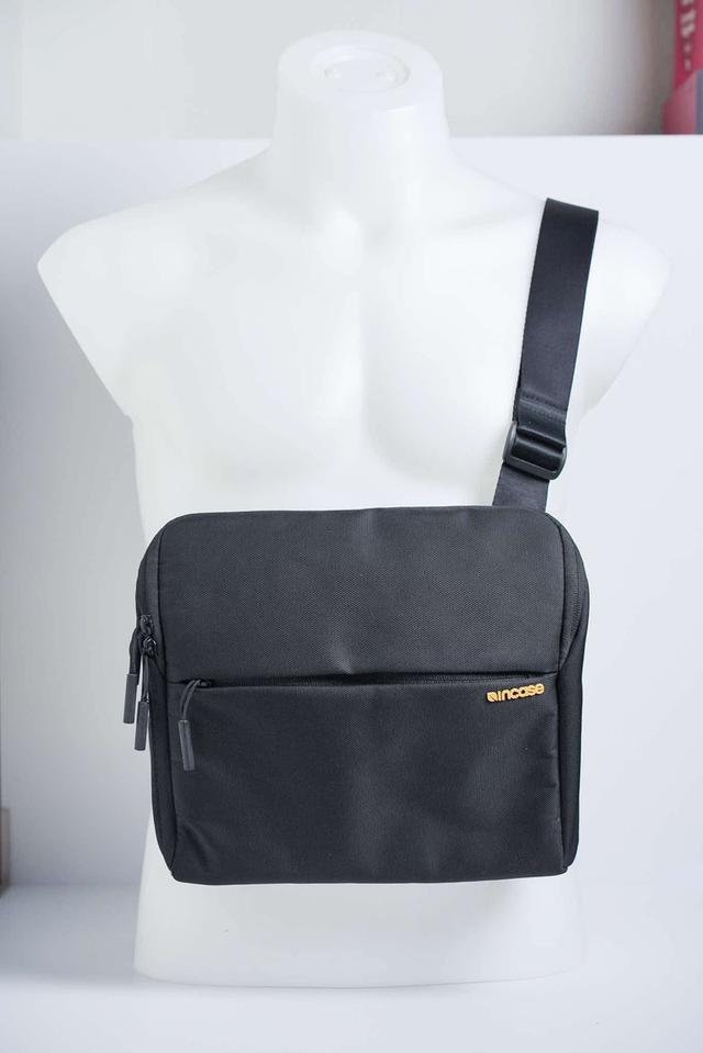 กระเป๋ากล้อง “ Incase Point and Shoot Field Bag ”
