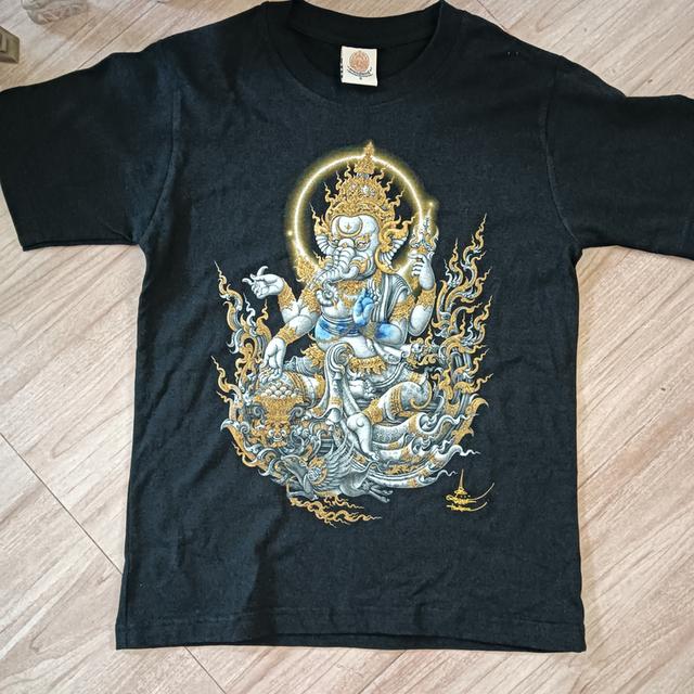 เสื้อยืดสินค้ามือสอง