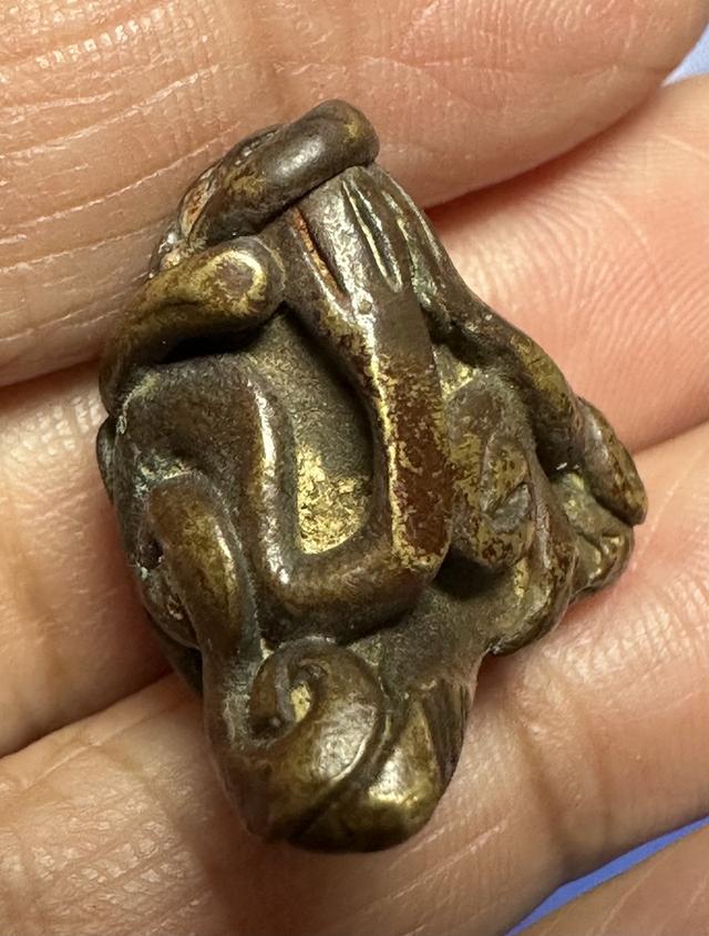 พระปิดตาเนื้อทองผสม ยันต์ยุ่ง เก่าเข้มขลัง ไม่ทราบที่