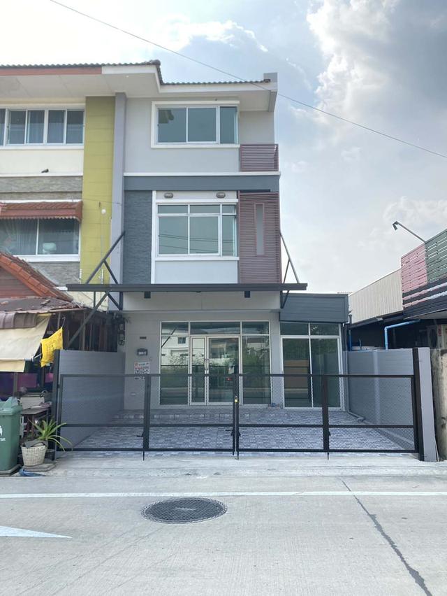 ขาย :ทาวน์เฮาส์ 3 ชั้น, เนื้อที่ 26 ตรว. ซอยรามอินทรา 39 ( ถนนสุขาภิบาล 5 ซอย 5 ) 1