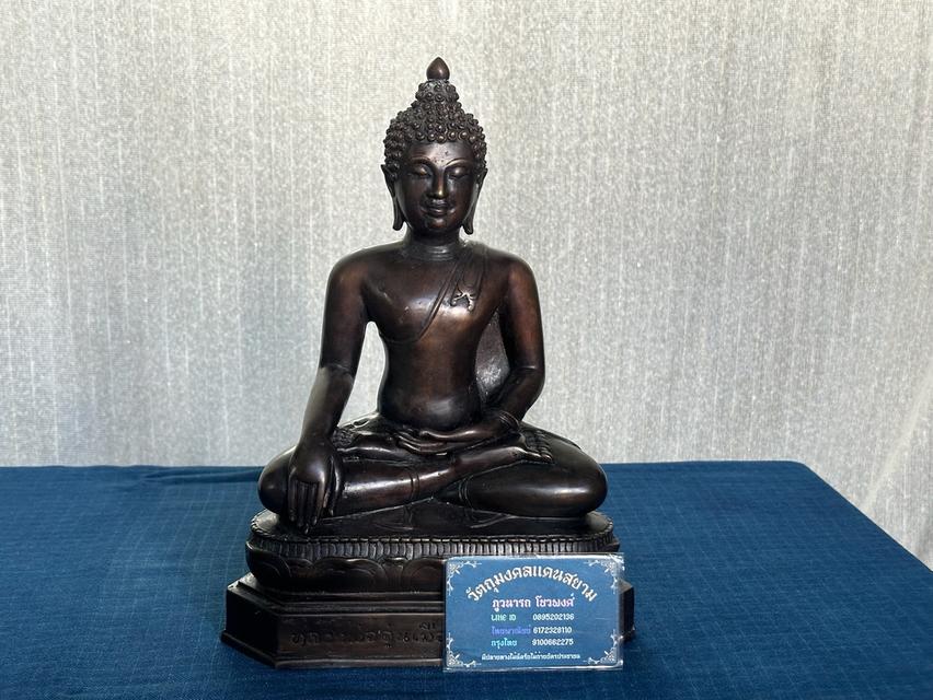 พระบูชาหลวงพ่ออุ่นเมือง(เพชรสิงห์๑) วัดป้านปิง เมืองเชียงใหม่ ปี2559 หน้าตัก7นิ้ว สูง11.5นิ้ว เนื้อทองเหลืองรมมันปู บูชา3200B