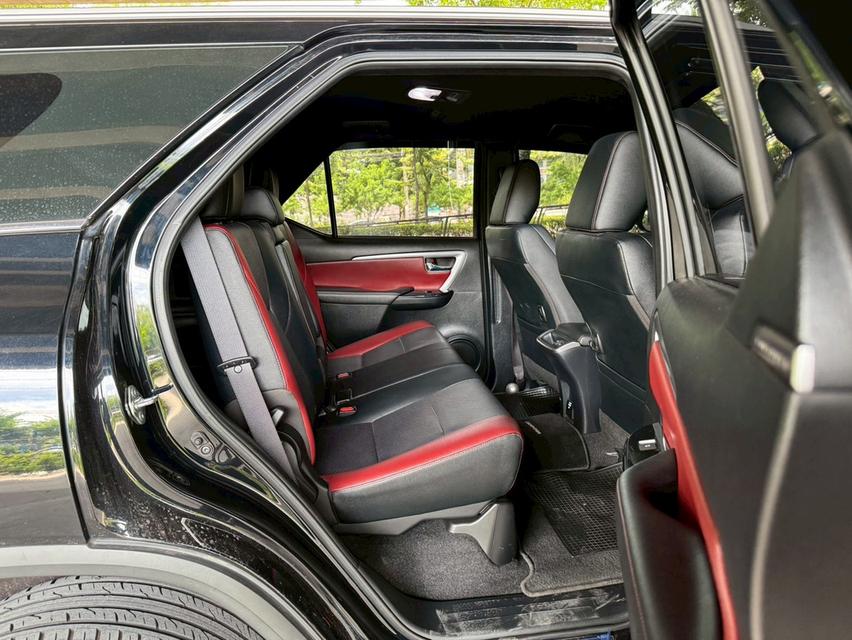 ขายรถ Toyota Fortuner Legender 2.4 2WD ปี 2022 สีดำ เกียร์ออโต้ 11