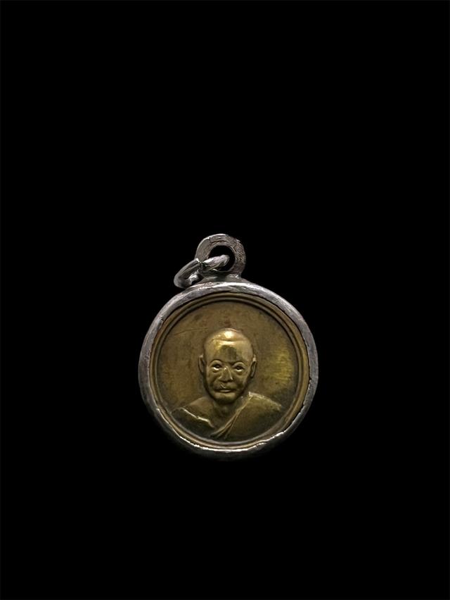 เหรียญกลมเล็กหลวงพ่อเงิน วัดดอนยายหอม ปี12 เนื้อทองฝาบาตร เลี่ยมเงินเก่าโบราณ รับประกันแท้ รูปที่ 2