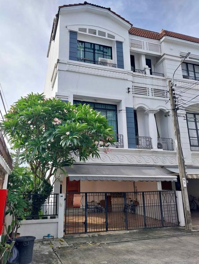 ให้เช่า ทาวน์โฮม3ชั้น เฟอร์นิเจอร์ครบ บ้านกลางเมือง ลาดพร้าว – โยธินพัฒนา 1