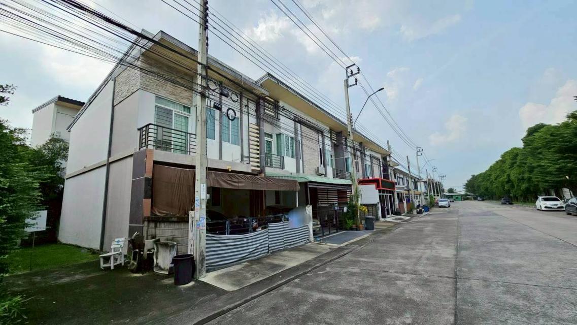 ขายด่วนทาวน์โฮม 2ชั้น 21 ตรว.  หลังมุม 3 นอน 3 น้ำ  หมู่บ้าน กัสโต้ ทาวน์โฮมรามคำแหง  หลังมุม ติดถนนเมน ต้นโครงการ 4