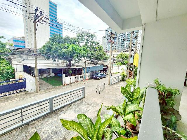 ติดรถไฟฟ้า MRTสุทธิสาร 900ม. ถูกที่สุด ออฟฟิศประเทศไทย อาคาร 32 ตร.ม. รร.นานาชาติคิซิโกะ 3.8 กม. 1นอน ซ.อินทามระ 31-37 5