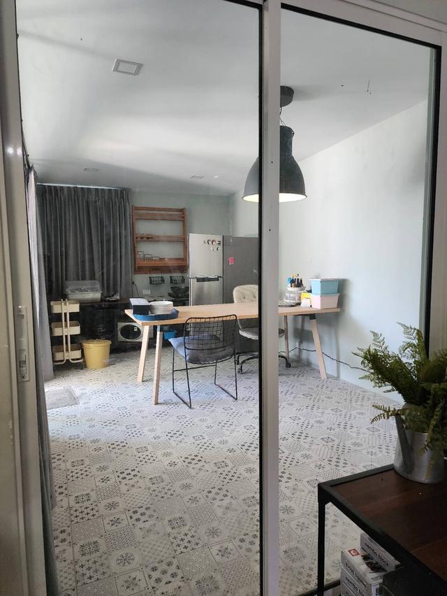 หมู่บ้าน เดอะคัลเลอร์วงแหวน รามอินทรา2 ซ.สุเหร่าคลองหนึ่ง 15 บางชัน คลองสามวา กทม. ขนาด 25.90\ตารางวา 3นอน 2ห้องน้ำ เตียง +แอร์ 2ห้องนอน พร้อมต่อเติ 20