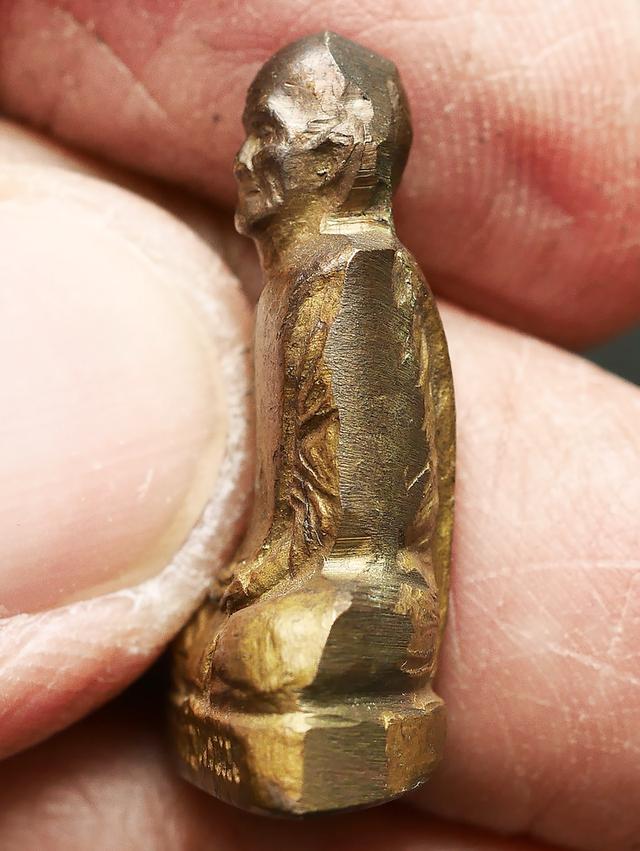 พระรูปปั๊มเหมือน หลวงพ่อพรหม วัดช่องแค พิมพ์ก้นระฆัง ปี 2512...เก่าๆ 9