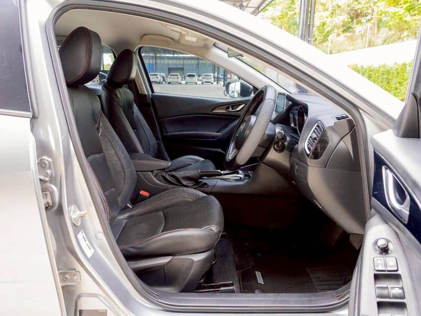 Mazda 3 2.0 S ปี 2015 มีประกันเครื่องเกียร์แถมให้  18