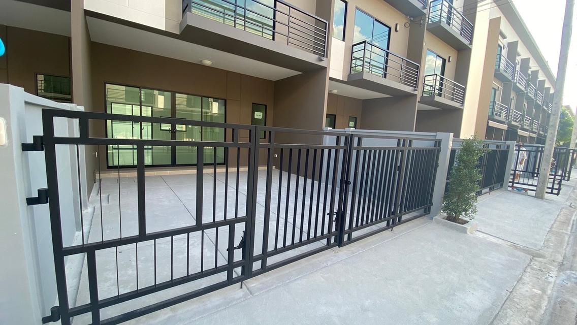 หาผู้สนใจเช่าบ้านกลางเมืองรามอินทรา ทาวน์โฮม3ชั้น 3ห้องนอน3ห้องน้ำ1ห้องนั่งเล่นจอดรถ2คันแอร์และม่านครบทุกห้อง ต่อเติมลานซักล้างหลังบ้านพร้อม 3