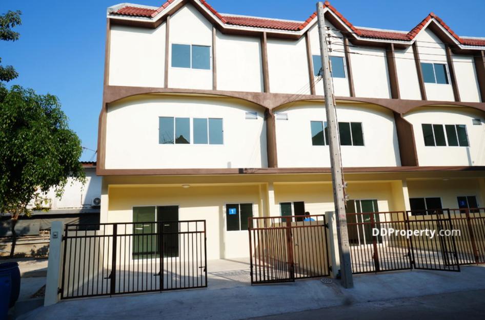 ขายทาวน์เฮ้าส์ 3 ชั้น ทำเลดี ใกล้ BTS/MRT บางหว้า (บางแวก 69 แยก 3) หน้ากว้าง 6 เมตร จอดรถได้ 2 คัน พร้อมเข้าอยู่ 1