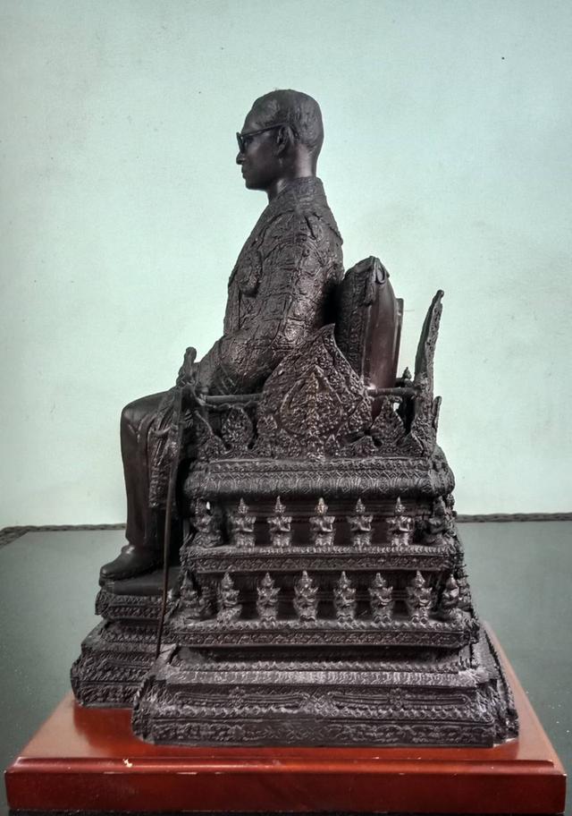 746.พระบรมรูปหล่อในหลวงรัชกาลที่ 9 พระบาทสมเด็จพระปรมินทรมหาภูมิพลอดุลยเดช ทรงประทับบนพระที่นั่งราชยานพุดตานทอง ส รูปที่ 7