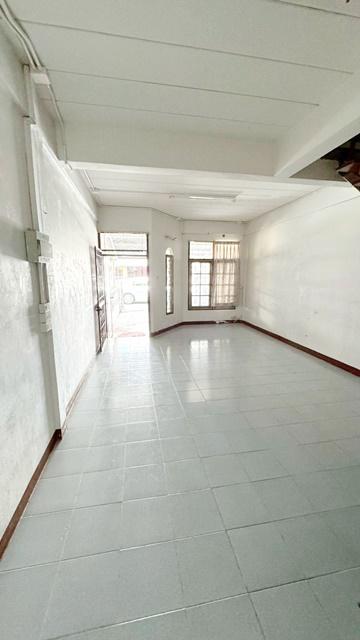 Centralลาดพร้าว 2กม. เฟอร์ครบ 2แอร์ MRTภาวนา 1กม. MRTลาดพร้าว 1.3กม. ให้เช่าบ้านทาวน์เฮ้าส์ 2 ชั้น 2นอน รัชดาภิเษก32 900 8