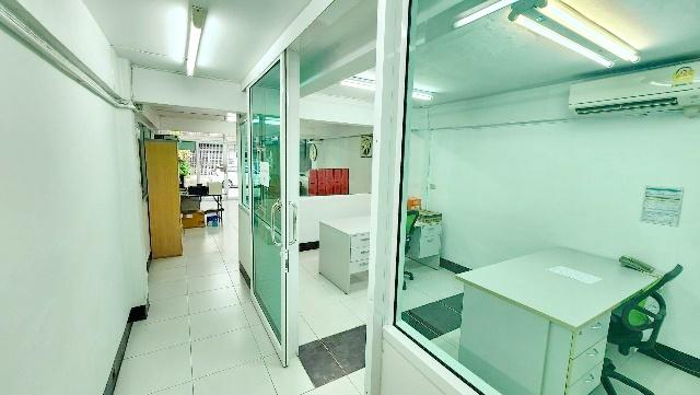 เครื่องใช้สำนักงาน รร.เลิศหล้านานาชาติ 1.8 กม.รวมค่าไฟน้ำ แอร์ พื้นที่สำนักงานชั้น 1 อาคารพาณิชย์ 4 ชั้น หลังมุม 128 ตร.