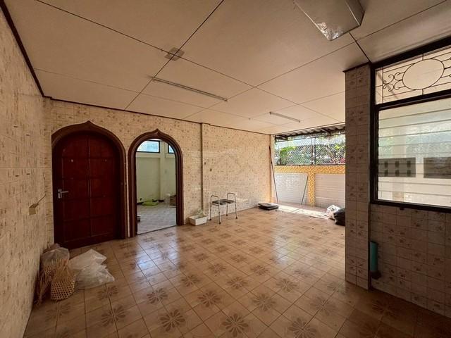 ขายบ้านเดี่ยว 2 ชั้นหลังมุม ซอยลาดพร้าว 109 ซอยข้าง รพ.เวชธานี ใกล้เดอะมอลล์บางกะปิ ใกล้รถไฟฟ้าสายสีเหลือง ขายตามสภาพ เหมาะซื้อลงทุนรีโนเวทขาย หรือรีโ 11