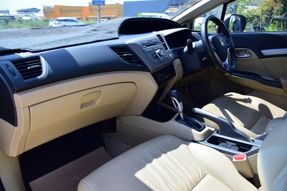 ขายเพียง 248000 บาท ปี2012 รถสวยมือเดียวจากป้ายแดง CIVIC FB 1.8E เบาะหนังแท้ไฟฟ้า แอร์จอ  ครูสคอลโทล กุญแจรีโมท2ดอกครบขับดี โทร 0957401229ไดีไลน์UTBP  13