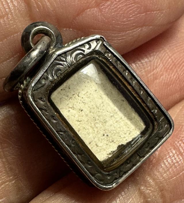 พระสมเด็จพระปิลันท์ขาว พิมพ์จิ๋ว เลี่ยมกรอบเงิน 6