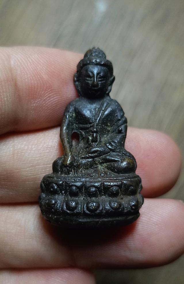 พระกริ่งเนื้อโลหะเก่า