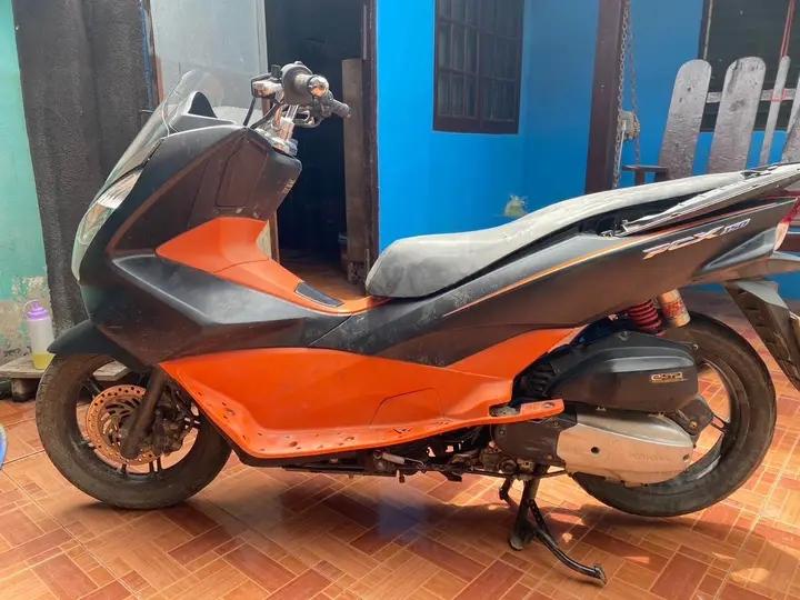 Honda PCX สีส้มดำ 3