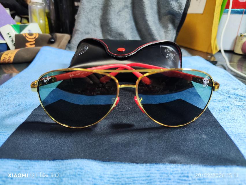 RayBan (คอลเลกชั่นพิเศษ Scuderia Ferrari) รุ่น RB8313-M (รหัสสี F008/71) เป็นแว่นทรงนักบิน (Aviator)กรอบสีทองเลนส์สีเขียวคลาสสิค เป็นเลนส์กระจก G-15 รูปย่อยที่ 3