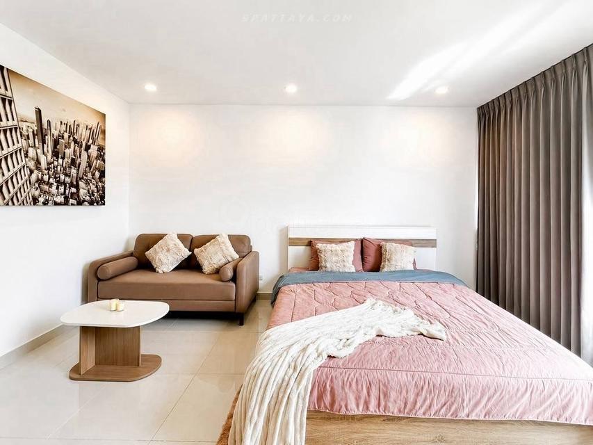 For Sale — Beachfront Studio Condo with Pool and Sea View at Club Royal PattayaStudio condo for sale at Club Royal Condominium, located in beachfront 4