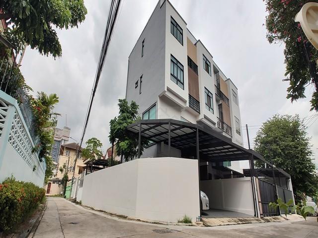 PB5480 ขายทาวน์โฮม หลังมุม ซอยลาดพร้าว25 ใกล้แยกรัชดาลาดพร้าว ใกล้ MRT ลาดพร้าว 1