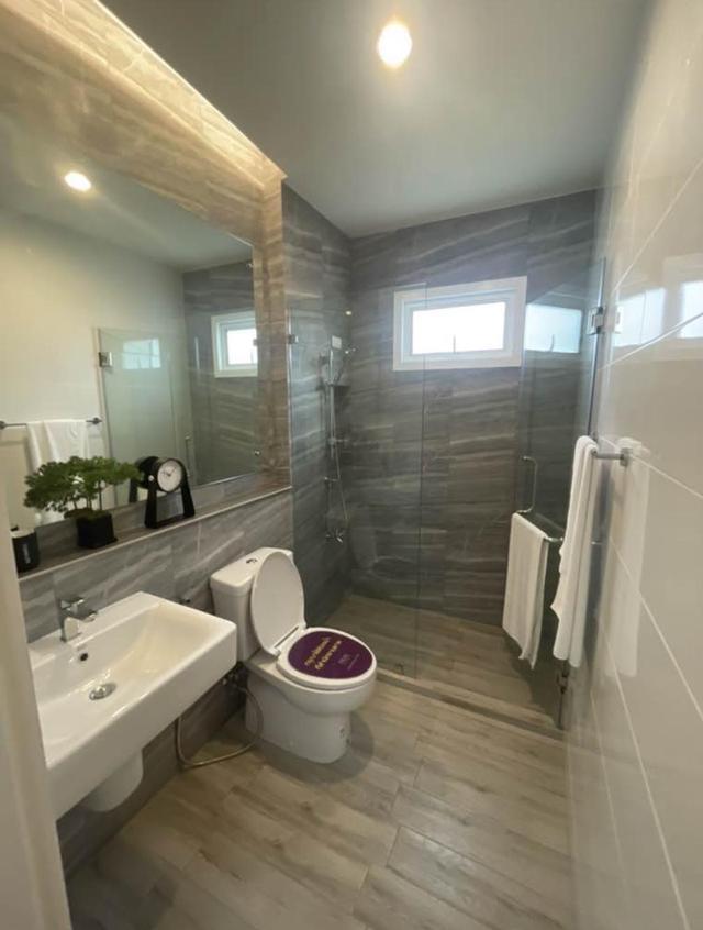 ให้ช่าบ้านเดี่ยว 2 ชั้น หมู่บ้านฟอร์เร่ ลำลูกกาคลอง 5 ปทุมธานี ใกล้ทางด่วน เช่า 25,000/ด. เฟอร์ครบ ไม่มีเฟอร์ 19,000/ด. 4นอน 3น้ำ แอร์ 4 ตัว ติดต่อ 0 6