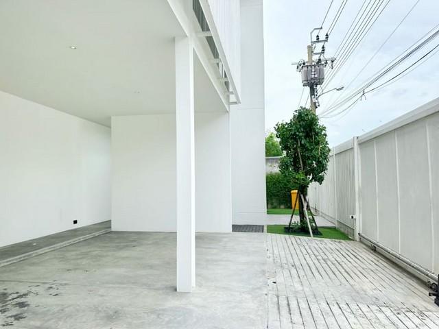 ขายบ้านหรู 3 ชั้น TRITARA LUXURY POOL VILLA วัชรพล สุขาภิบาล 145 ตร.วา สไตล์ Modern Box เฟอร์ครบ พร้อมเข้าอยู่ 2