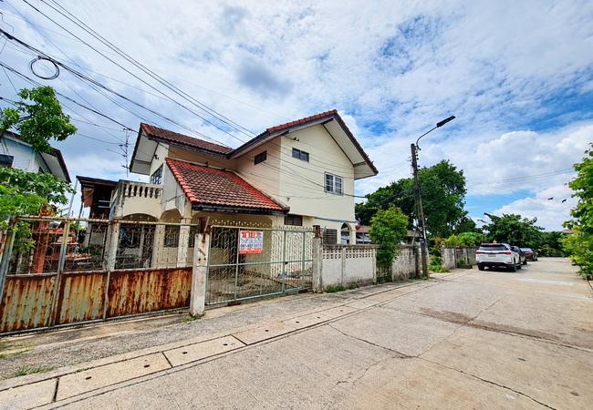 ขายบ้านเดี่ยว ซอยอยู่สุข 13 ถนนสุขุมวิท เมืองสมุทรปราการ เนื้อที่ 81 ตร.ว. 2 ชั้น 4 นอน 2 น้ำ 2